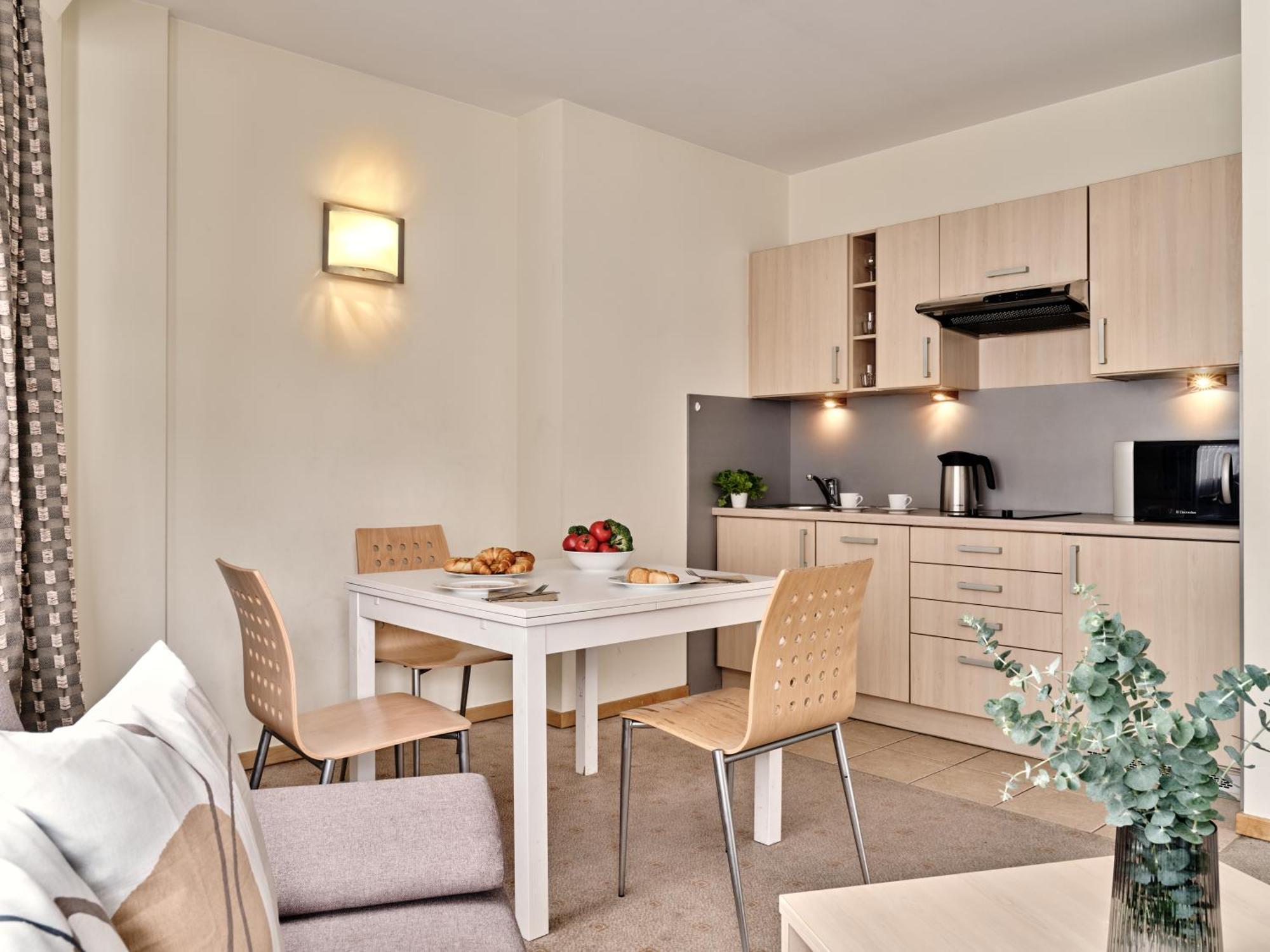 Apartamenty Media Park Warschau Buitenkant foto