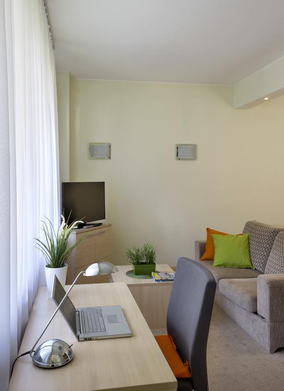 Apartamenty Media Park Warschau Buitenkant foto